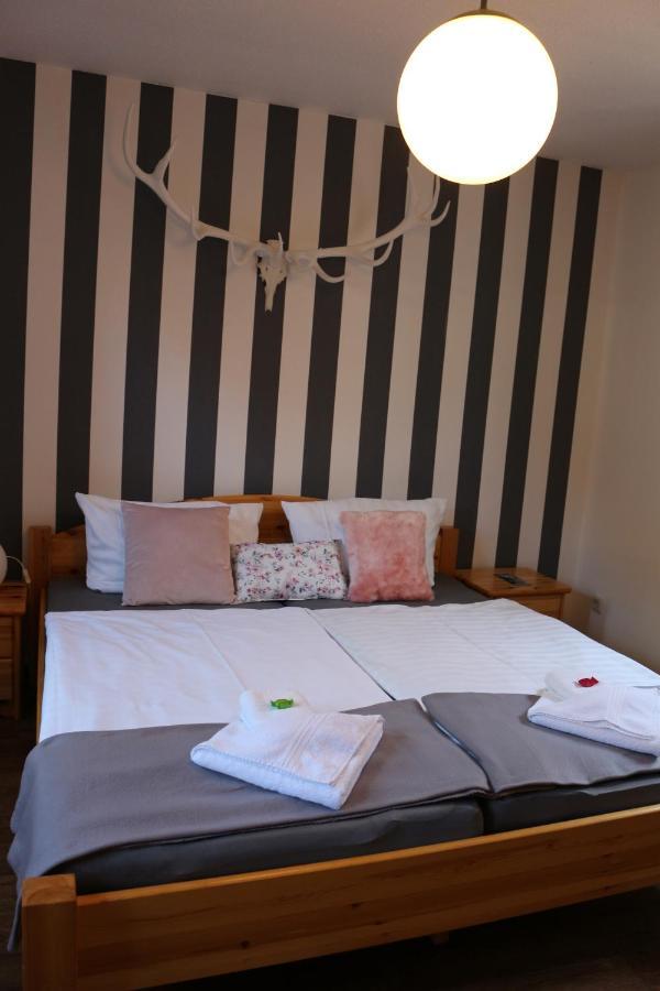 Altstadtcafe Und Pension 하벨베르크 외부 사진